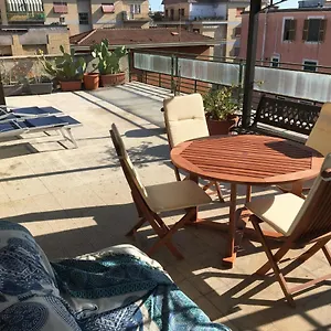 https://attico-con-grande-terrazzo.it-romehotels.com